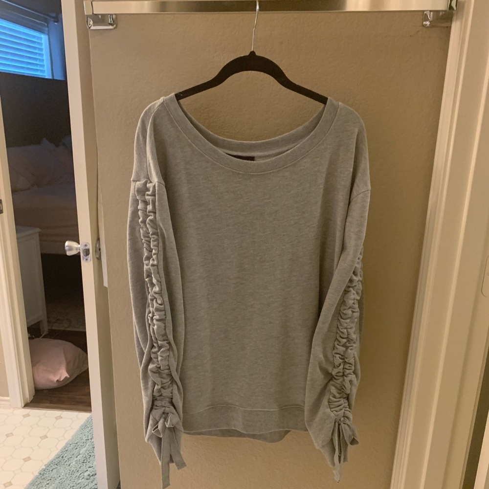 Grey sweatshirt w bows on sleeves